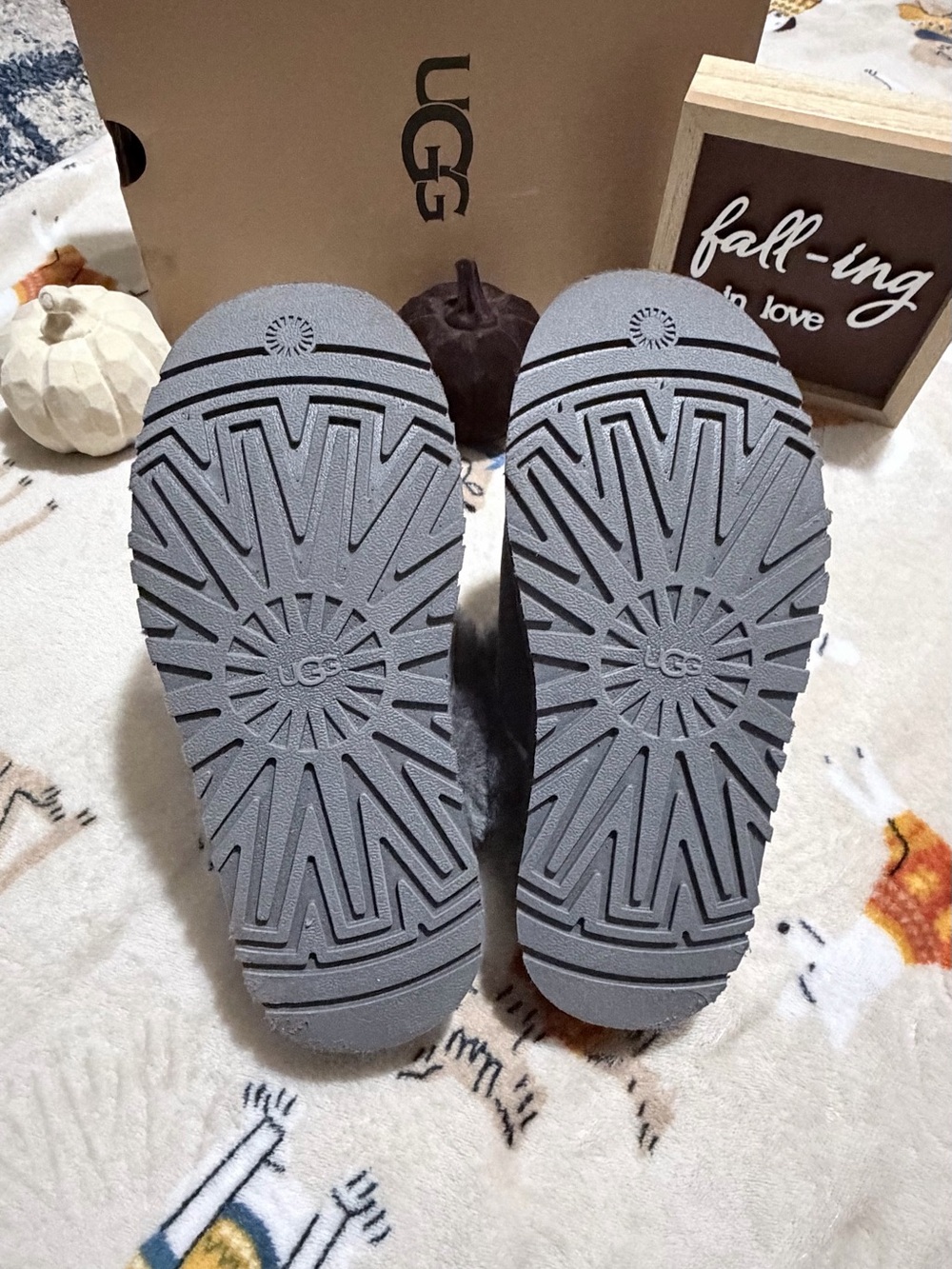 Price drop!! UGG Women's Gray Suede Shearling Slip-On Slippers - Picture 5 of 10